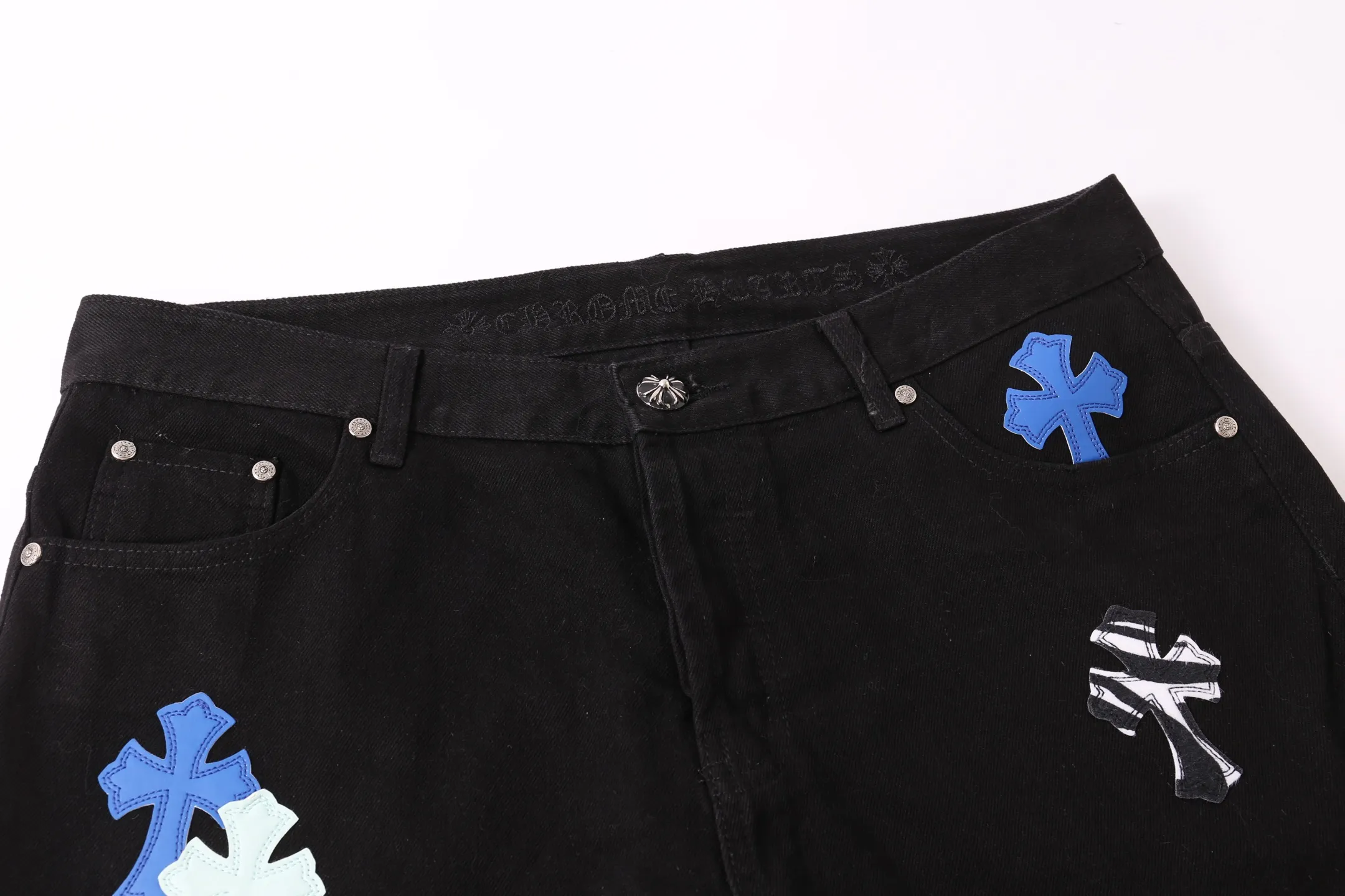 P260 Style No.: H892 Croxin & 𝐂𝐡𝐫𝐨𝐦𝐞 𝐇𝐞𝐚𝐫𝐭 ss25 limited color leather flame stitching jeans. Styles with different wash textures are very friendly to people with thin legs. The slightly flared version perfectly modifies the leg shape. The timeless and moderate length makes it easy to match and match. It is the basis for various styles and is a must-have in your wardrobe! The fabric is stiff but also makes the upper body soft without losing texture. The washing process is even more perfect. It is a must-have item for everyone! ! ! Washed wheat, hang tag, pants label, three labels complete Color: black Size: 28-30-32-34-36